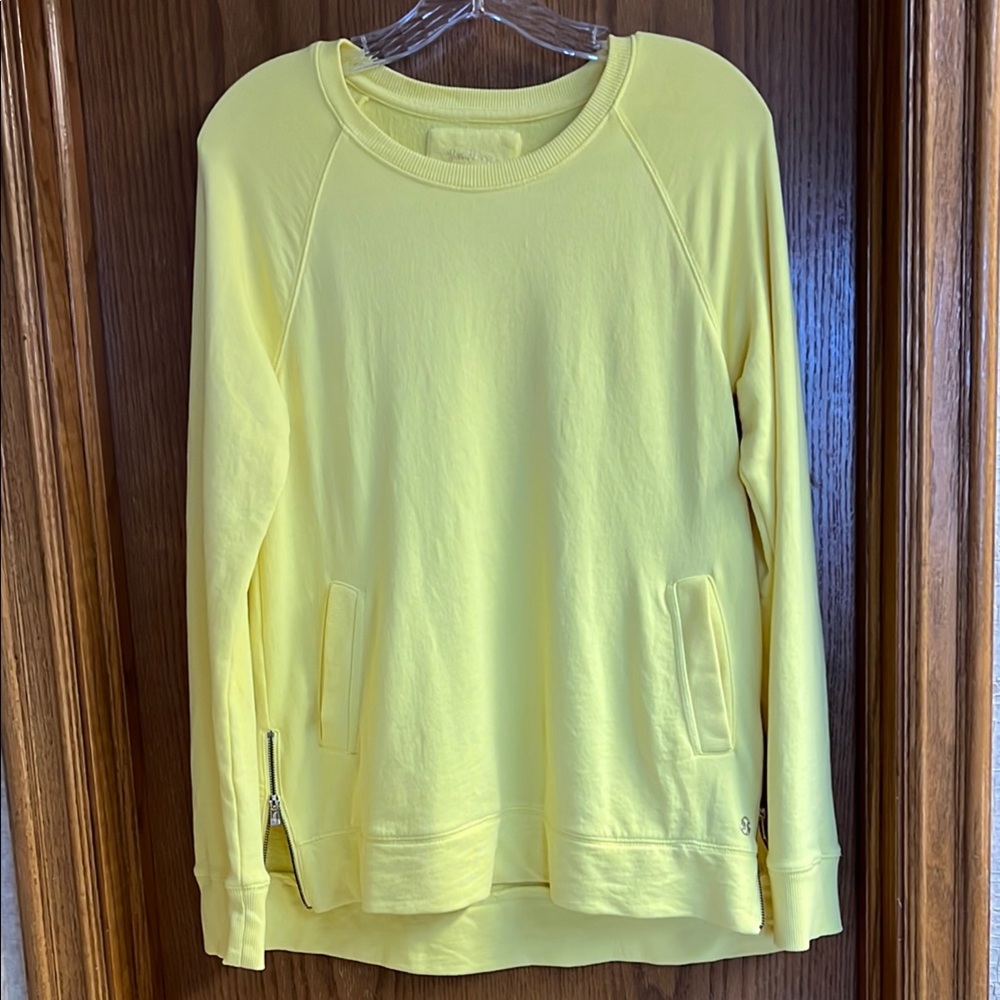 Lilly Pulitzer LUXLETIC Beach Comber Pullover.  Small. Bright yellow. EUC